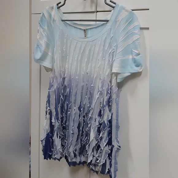 Cubism Ruffle Ombre Top - Picture 11 of 11